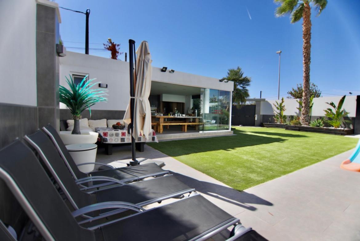 Country house with 3 bedrooms and 3 bathrooms in ELDA | Ref: SCH-5227