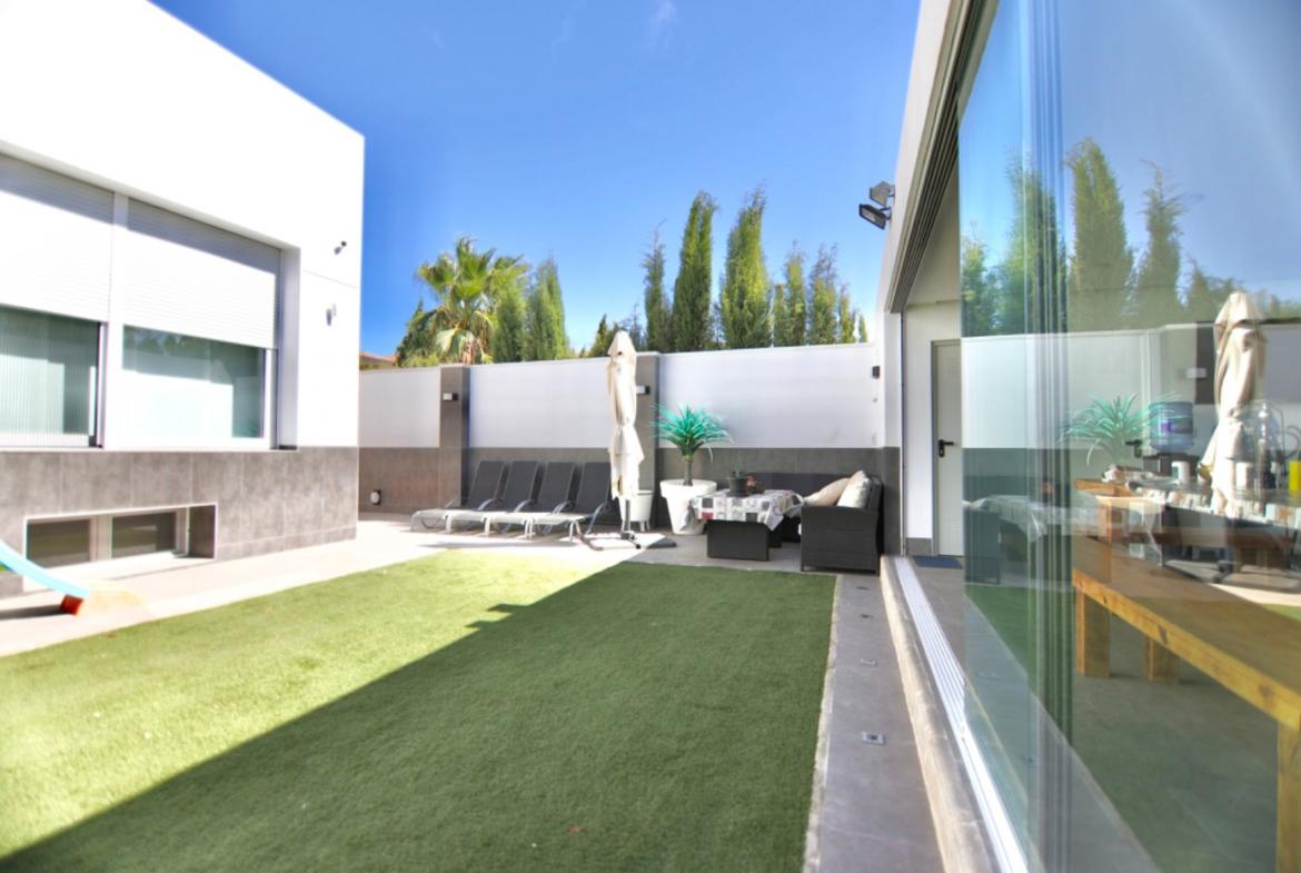 Country house with 3 bedrooms and 3 bathrooms in ELDA | Ref: SCH-5227