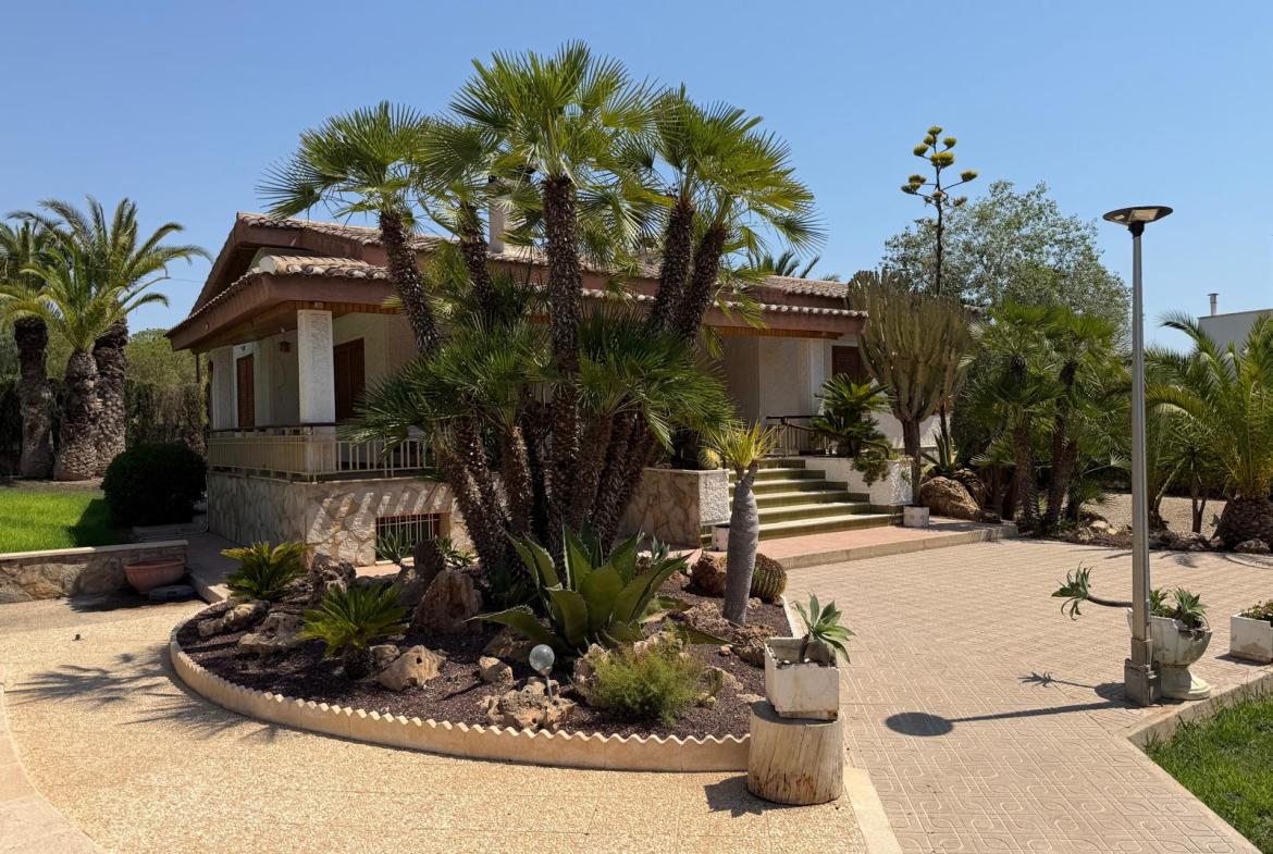 Country house with 6 bedrooms and 4 bathrooms in BONAVISTA | Ref: SCH-5249