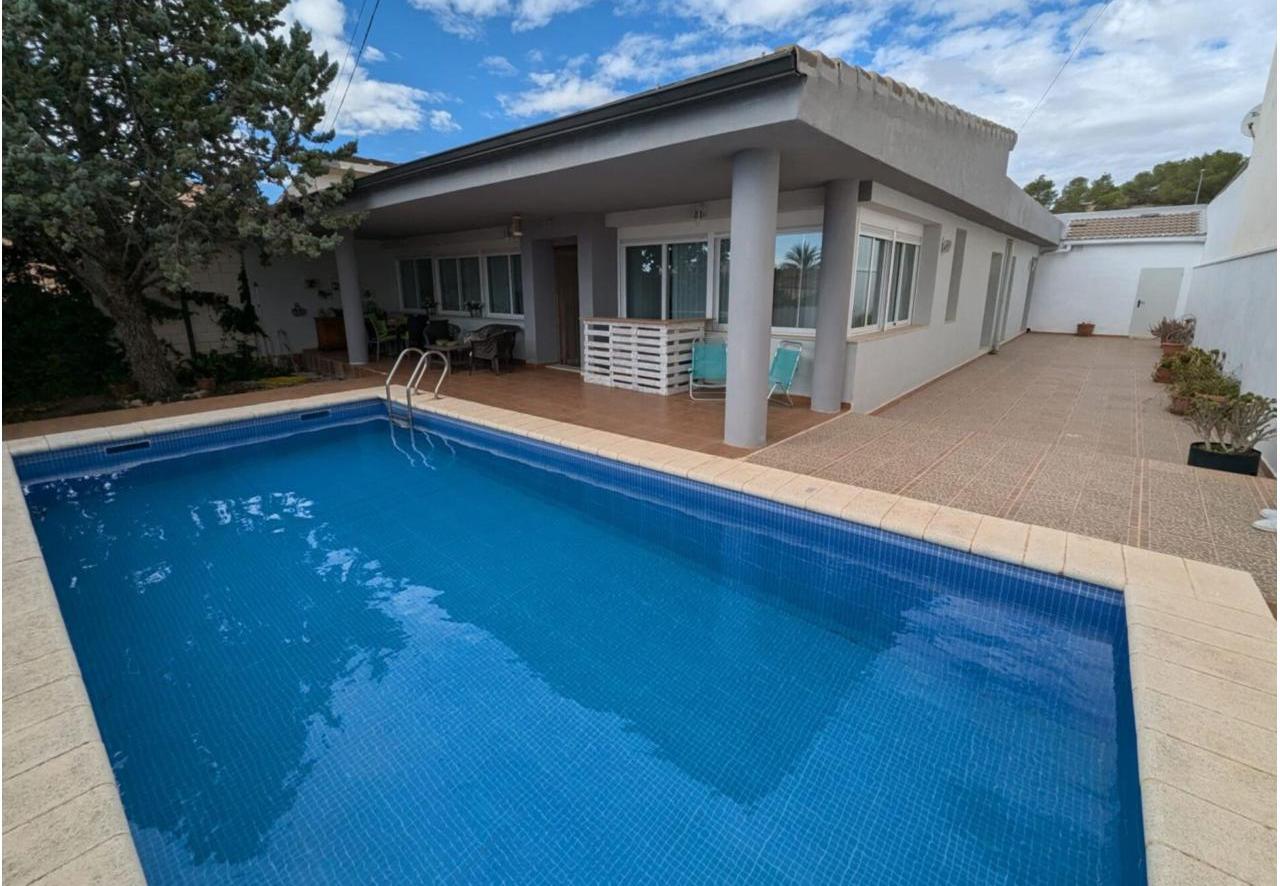 Country house with 3 bedrooms and 2 bathrooms in SAX | Ref: SCH-5267