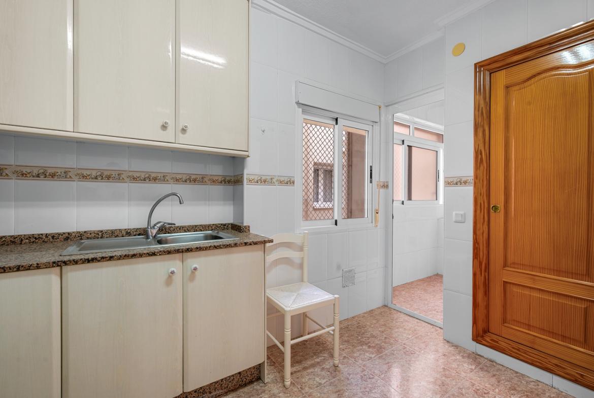 Apartment with 3 bedrooms and 2 bathrooms in Torrevieja | Ref: K-003465
