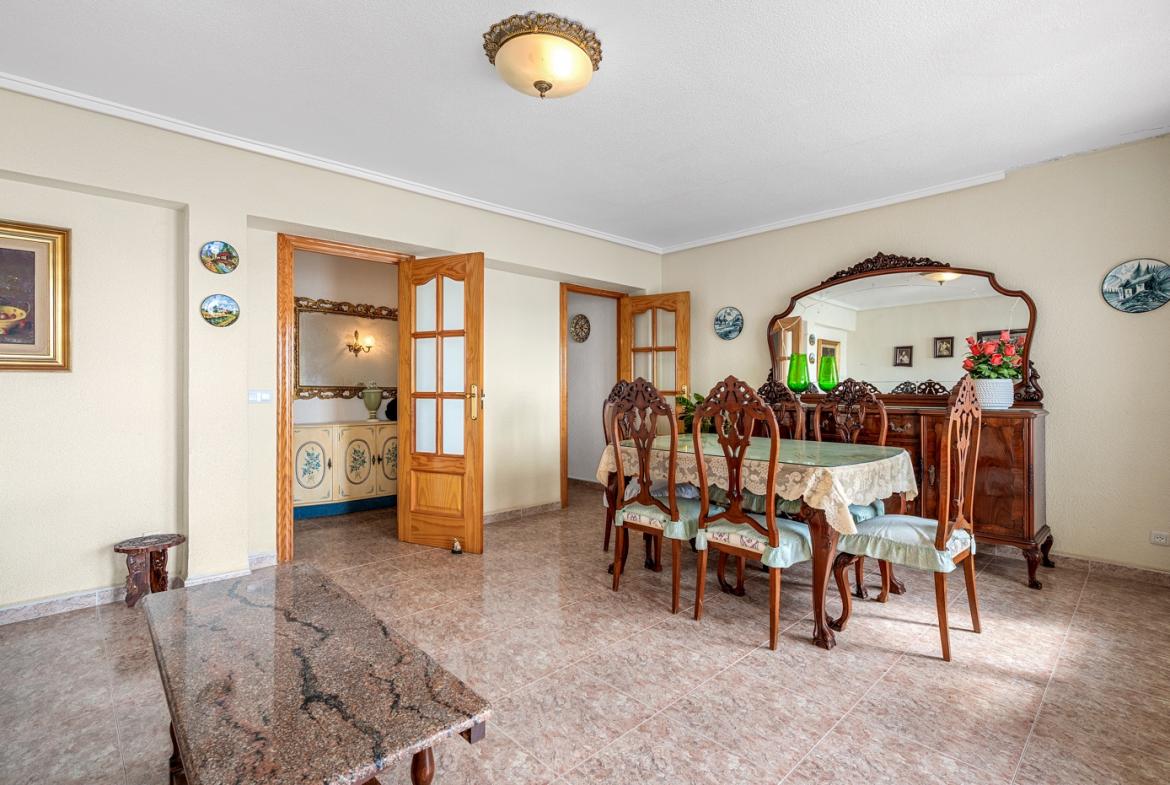 Apartment with 3 bedrooms and 2 bathrooms in Torrevieja | Ref: K-003465