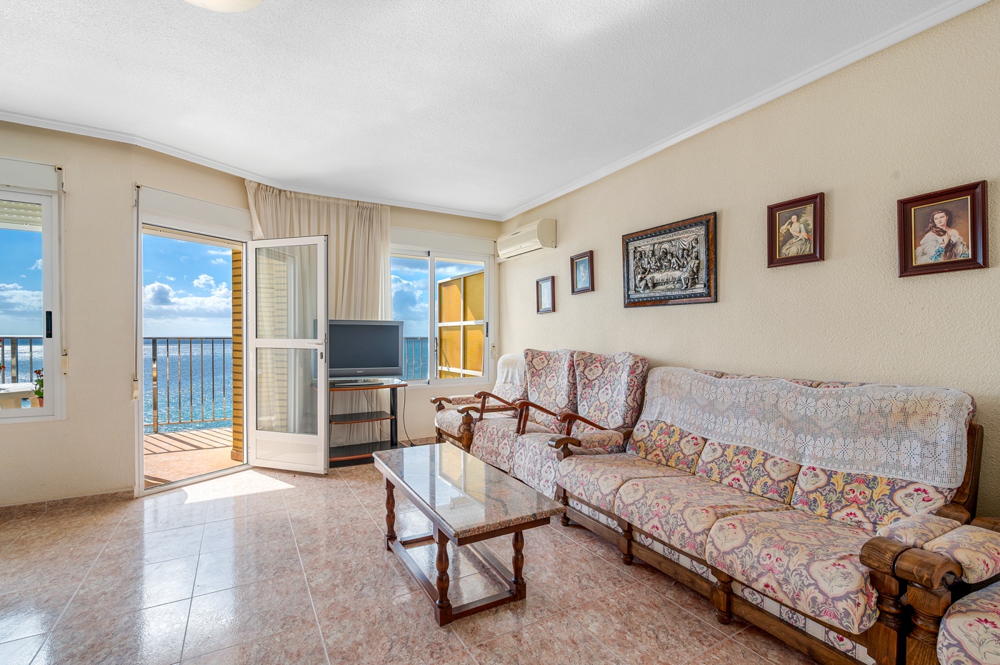 Apartment with 3 bedrooms and 2 bathrooms in Torrevieja | Ref: K-003465