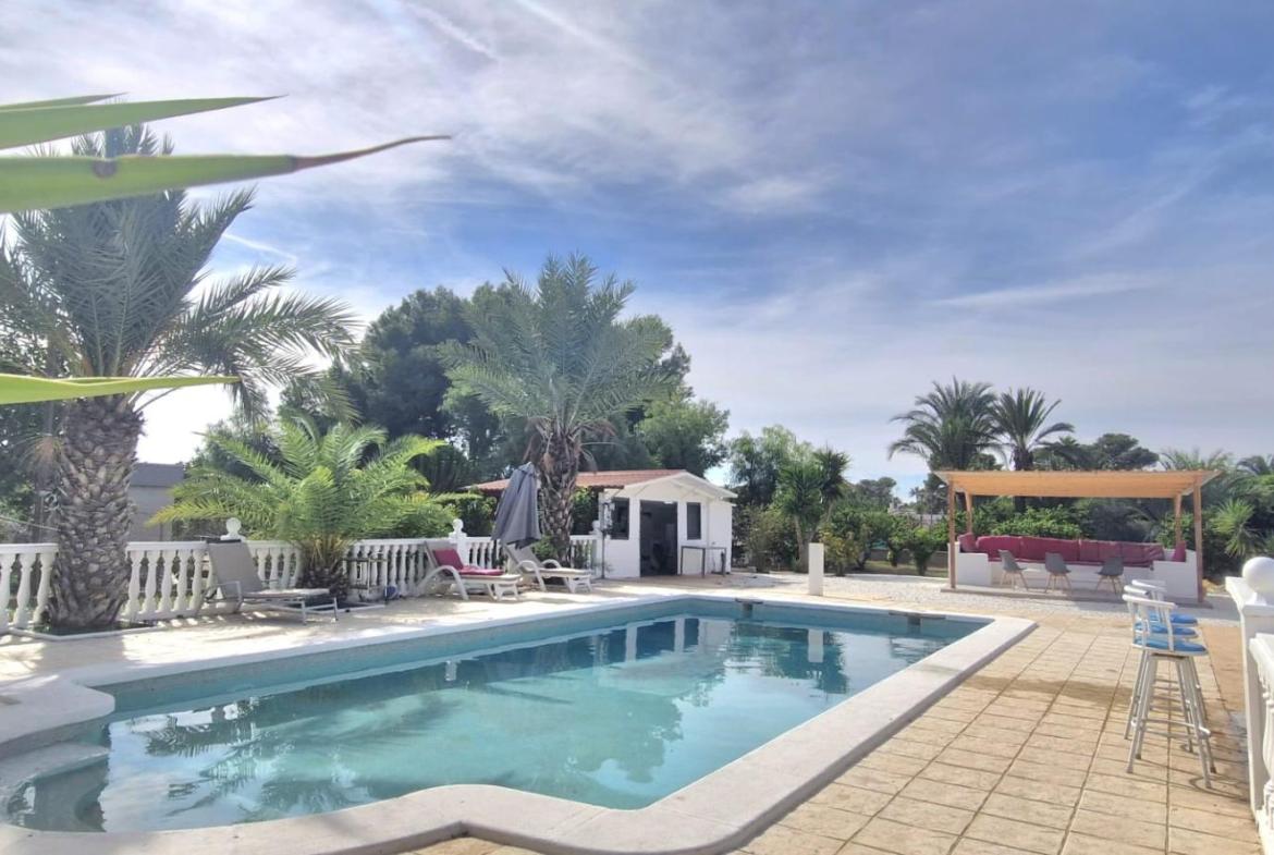 Country house with 4 bedrooms and 3 bathrooms in ELCHE | Ref: SCH-5303