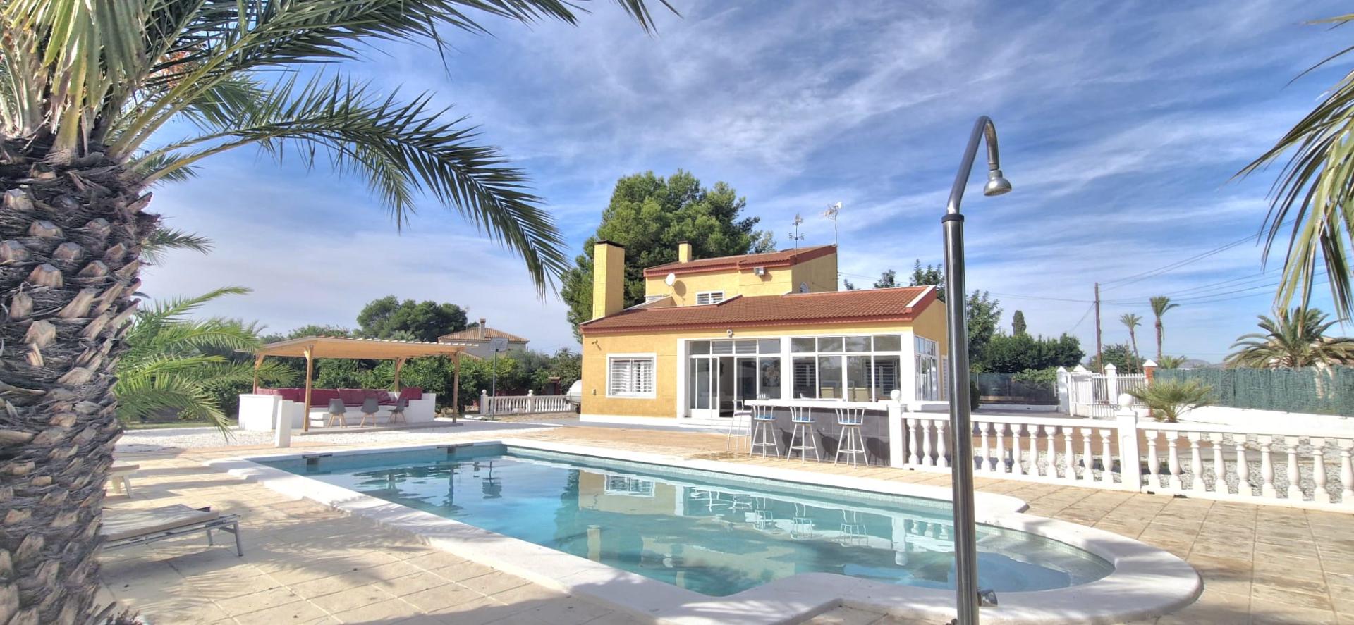 Country house with 4 bedrooms and 3 bathrooms in ELCHE | Ref: SCH-5303