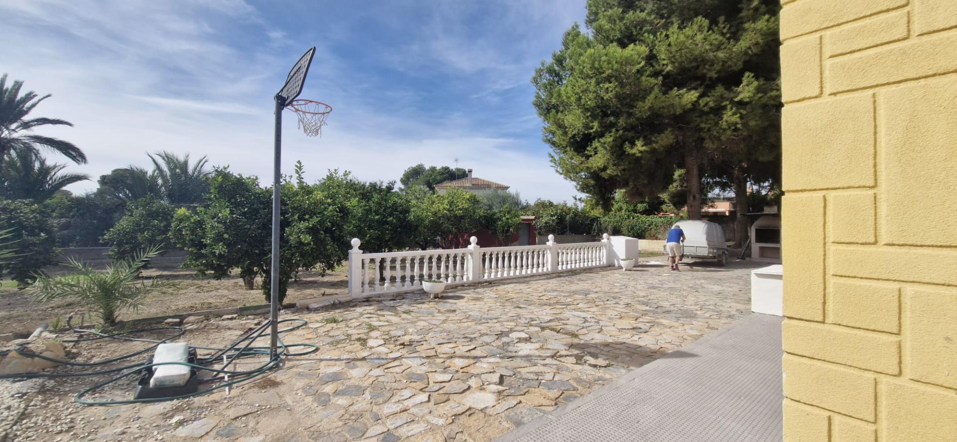 Country house with 4 bedrooms and 3 bathrooms in ELCHE | Ref: SCH-5303
