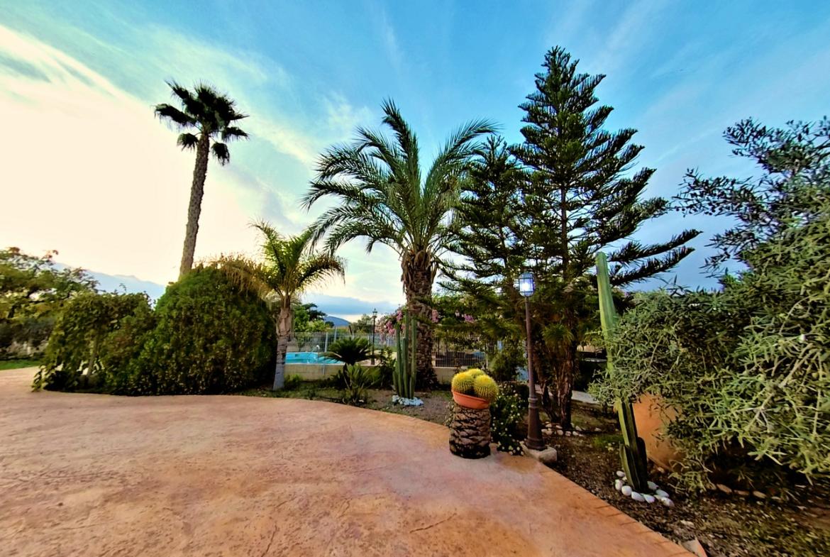 Country house with 3 bedrooms and 2 bathrooms in NOVELDA | Ref: SCH-5344