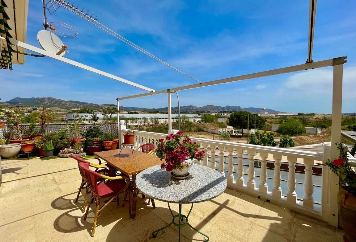 Country house with 4 bedrooms and 4 bathrooms in SAX | Ref: SCH-5352