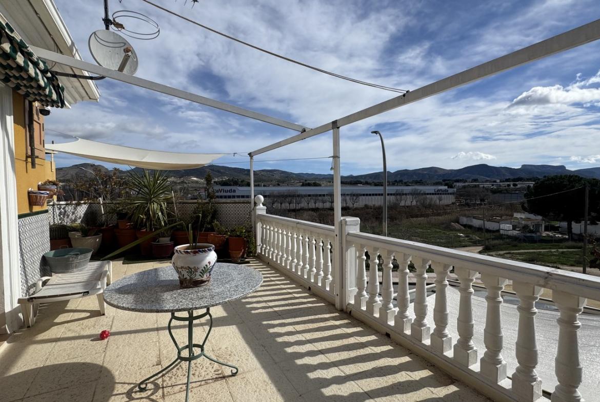 Country house with 4 bedrooms and 4 bathrooms in SAX | Ref: SCH-5352