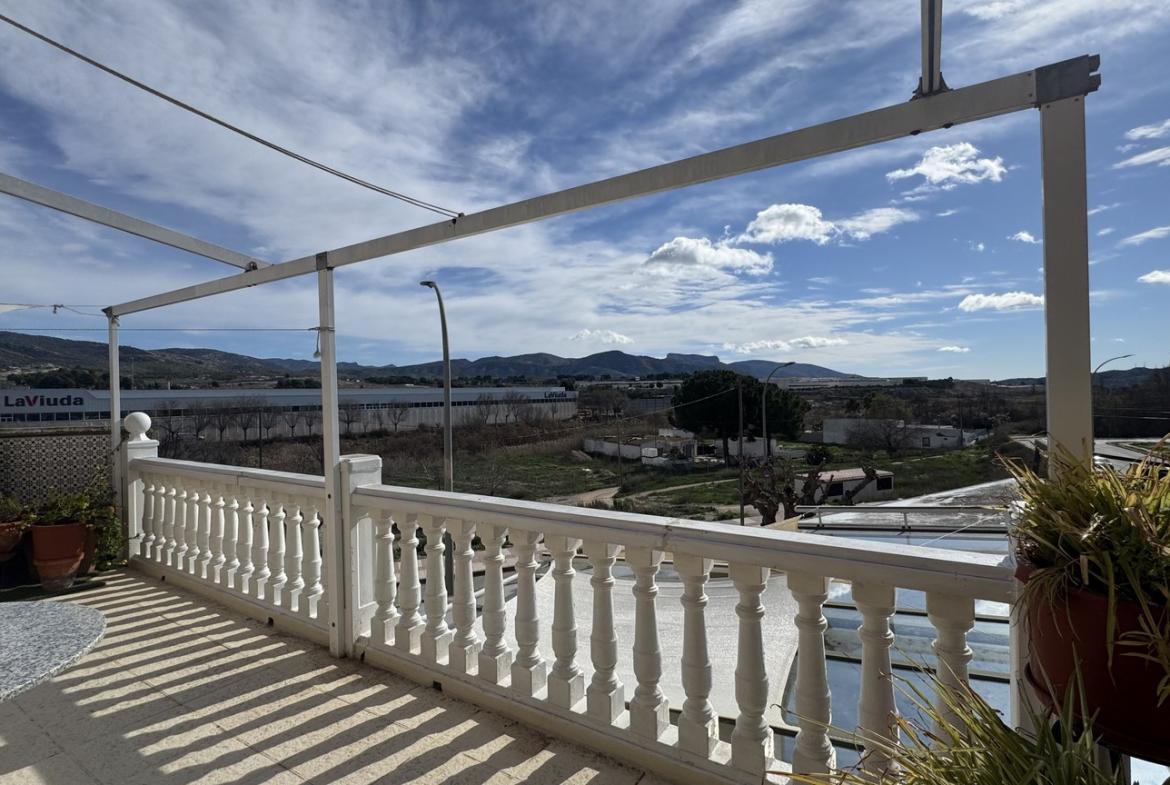 Country house with 4 bedrooms and 4 bathrooms in SAX | Ref: SCH-5352