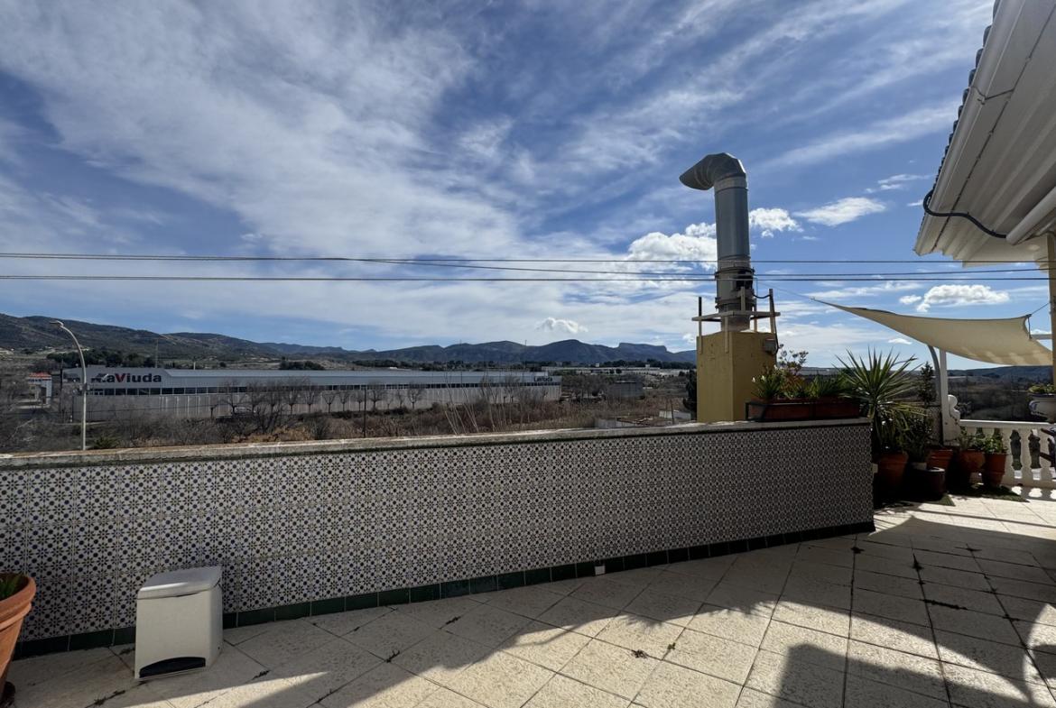 Country house with 4 bedrooms and 4 bathrooms in SAX | Ref: SCH-5352