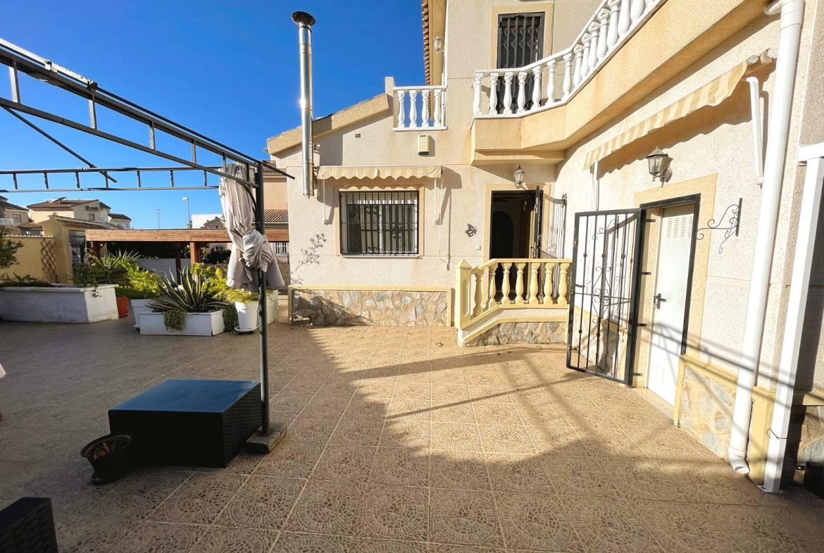 Detached villa with 3 bedrooms and 2 bathrooms in Ciudad Quesada | Ref: VA5384