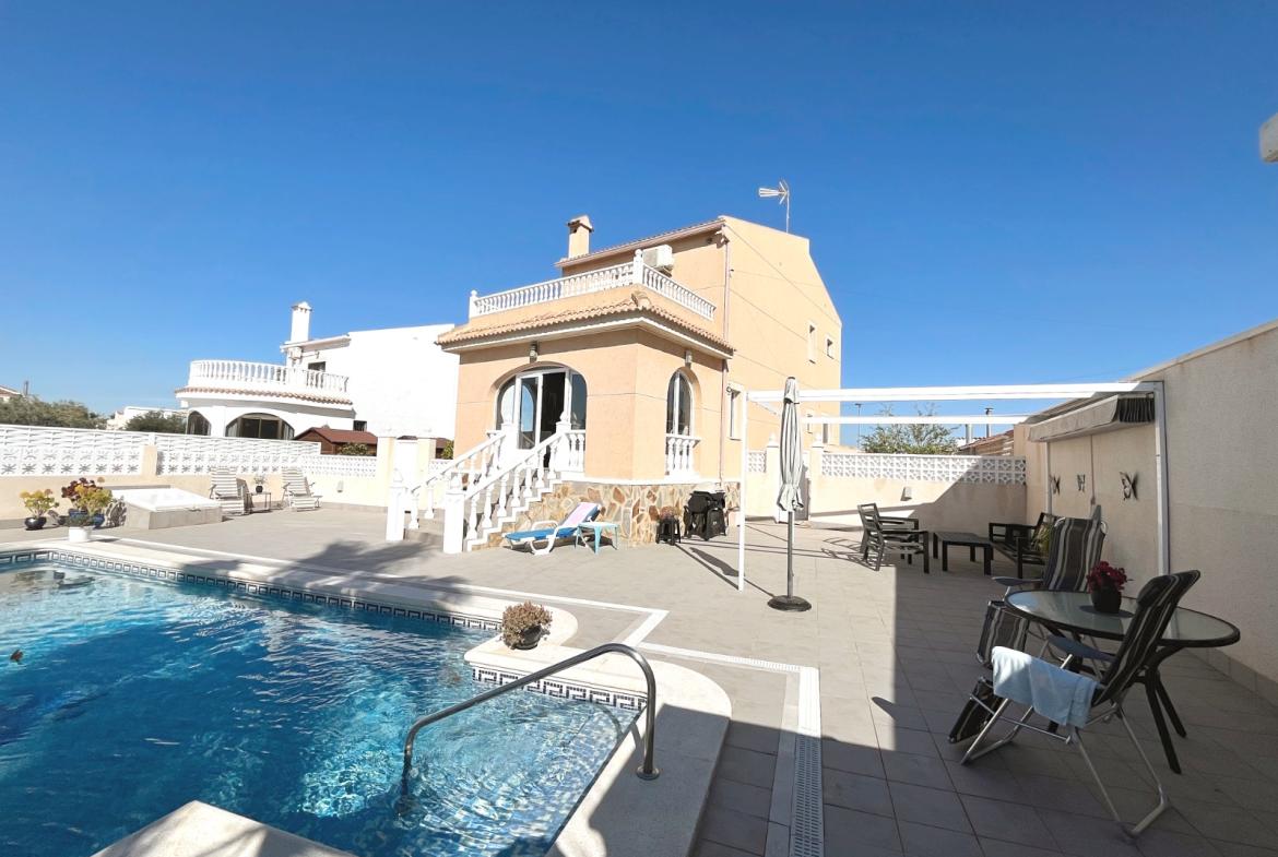 Villa with 3 bedrooms and 2 bathrooms in Benijófar | Ref: VA5393
