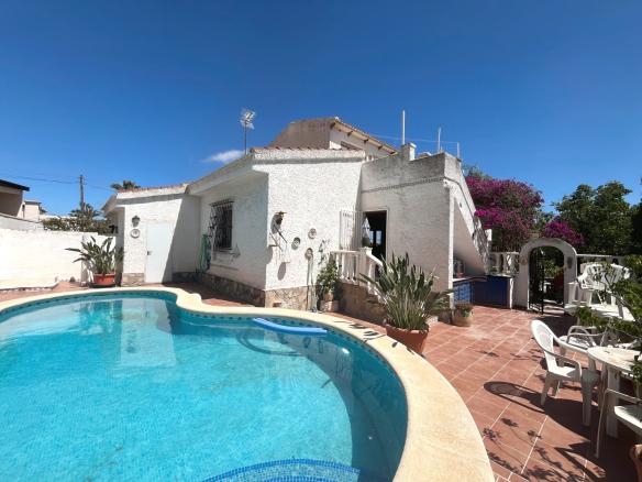 Detached villa with 4 bedrooms and 3 bathrooms in Ciudad Quesada | Ref: VA5425