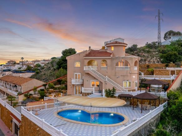 Villa with 7 bedrooms and 6 bathrooms in Ciudad Quesada – Rojales | Ref: A-003513