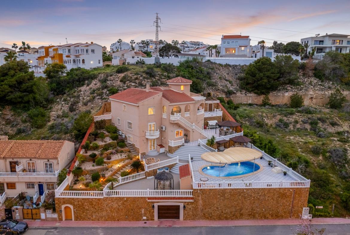 Villa with 7 bedrooms and 6 bathrooms in Ciudad Quesada – Rojales | Ref: A-003513