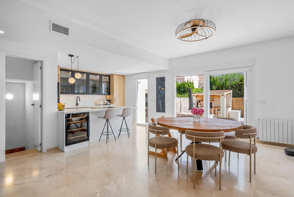 Townhouse with 4 bedrooms and 2 bathrooms in Alicante | Ref: JU-003568