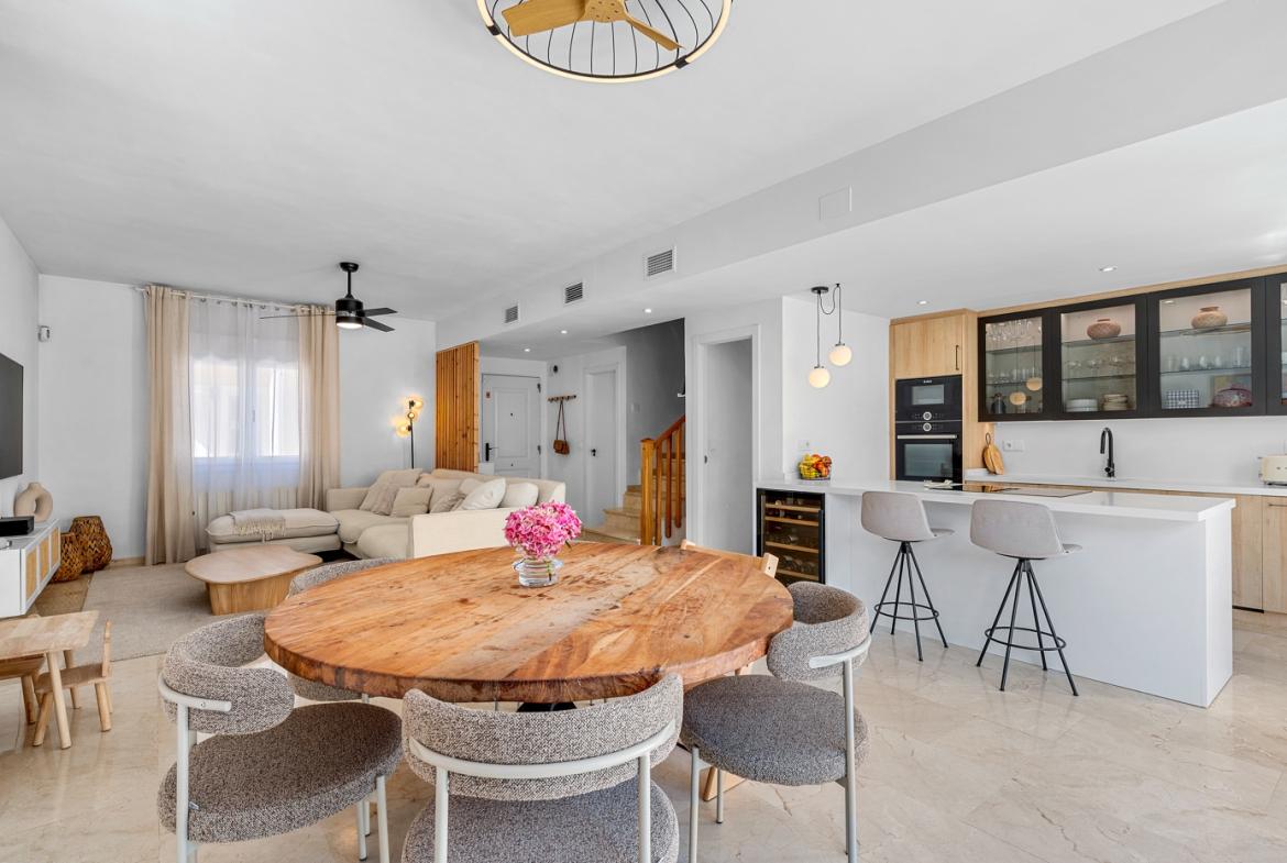 Townhouse with 4 bedrooms and 2 bathrooms in Alicante | Ref: JU-003568