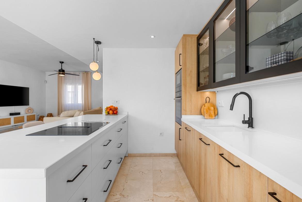 Townhouse with 4 bedrooms and 2 bathrooms in Alicante | Ref: JU-003568