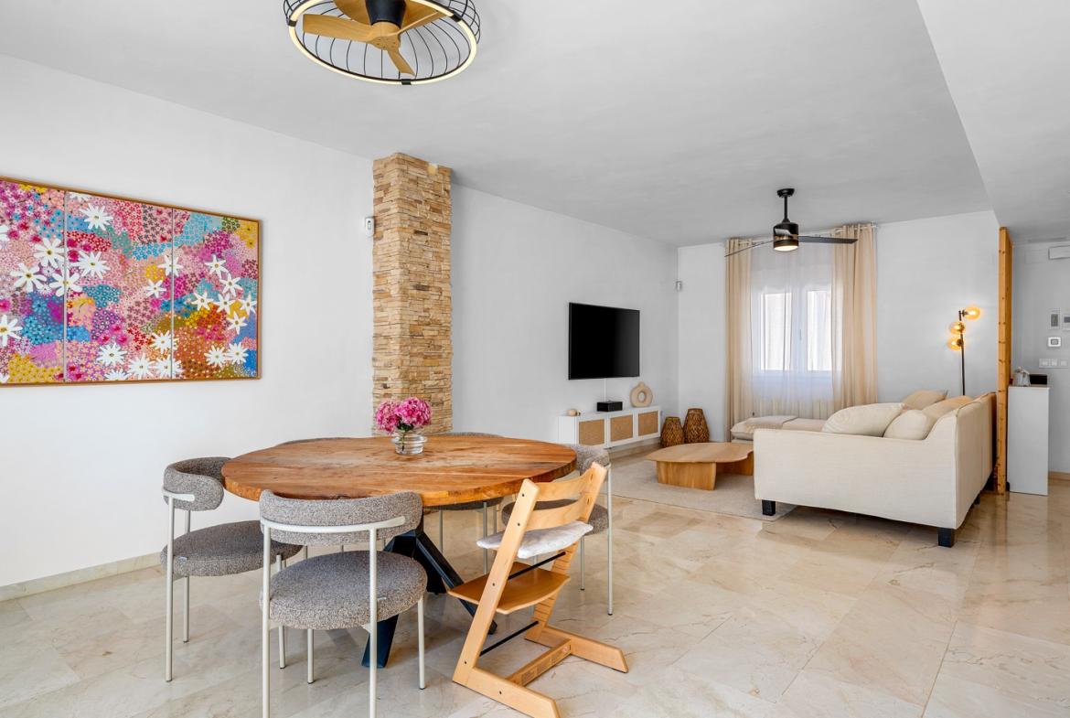 Townhouse with 4 bedrooms and 2 bathrooms in Alicante | Ref: JU-003568