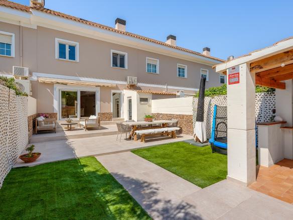 Townhouse with 4 bedrooms and 2 bathrooms in Alicante | Ref: JU-003568