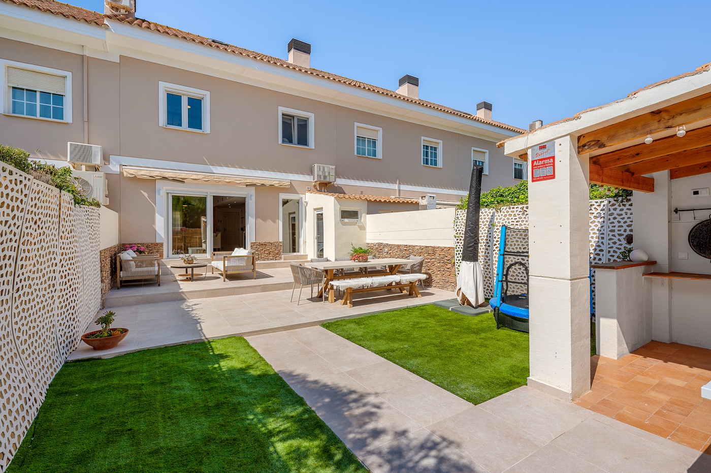 Townhouse with 4 bedrooms and 2 bathrooms in Alicante | Ref: JU-003568