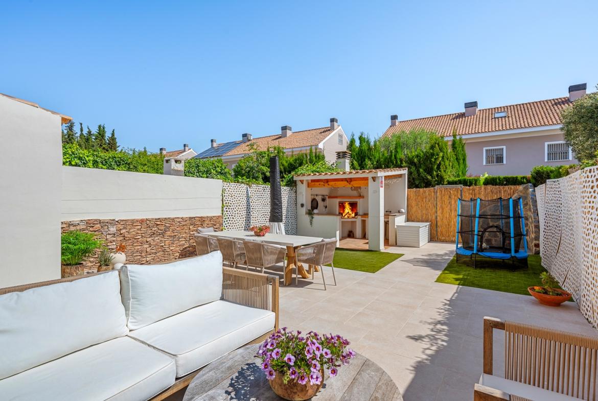 Townhouse with 4 bedrooms and 2 bathrooms in Alicante | Ref: JU-003568