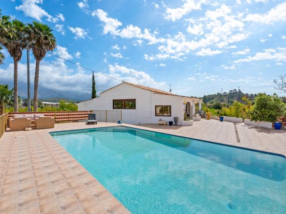 Country estate with 4 bedrooms and 3 bathrooms in La Nucia | Ref: MM-003572