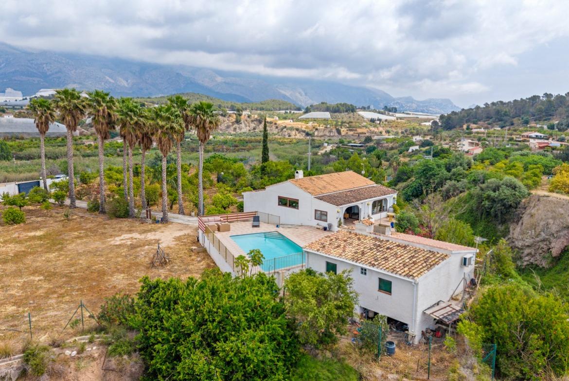 Country estate with 4 bedrooms and 3 bathrooms in La Nucia | Ref: MM-003572