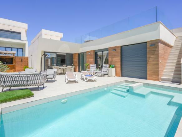 Villa with 4 bedrooms and 2 bathrooms in Benijófar | Ref: K-003575