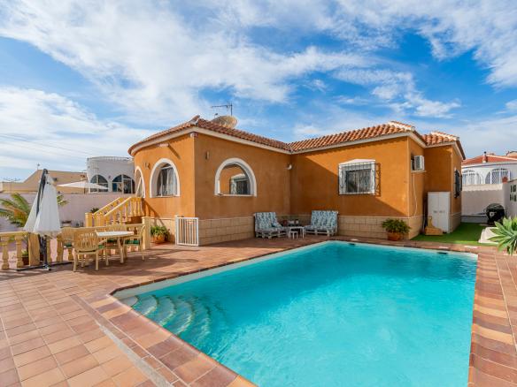Villa with 4 bedrooms and 2 bathrooms in Ciudad Quesada – Rojales | Ref: K-003580