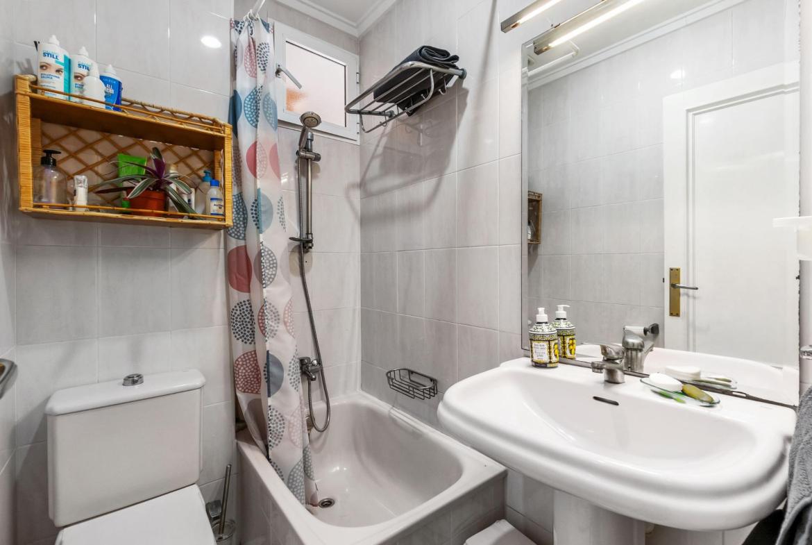 Apartment with 4 bedrooms and 2 bathrooms in Torrevieja | Ref: URE4037-D/6689