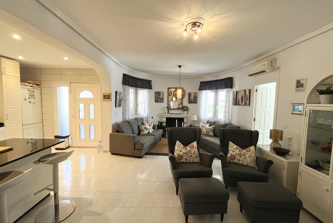Detached villa with 4 bedrooms and 4 bathrooms in Ciudad Quesada | Ref: VA5435