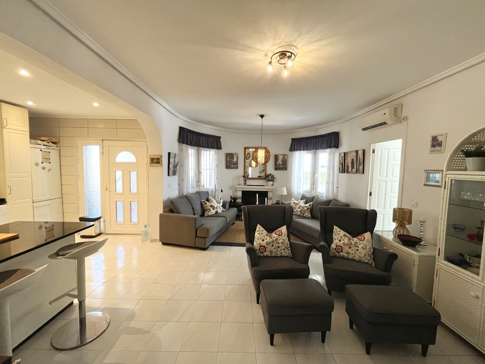 Detached villa with 4 bedrooms and 4 bathrooms in Ciudad Quesada | Ref: VA5435