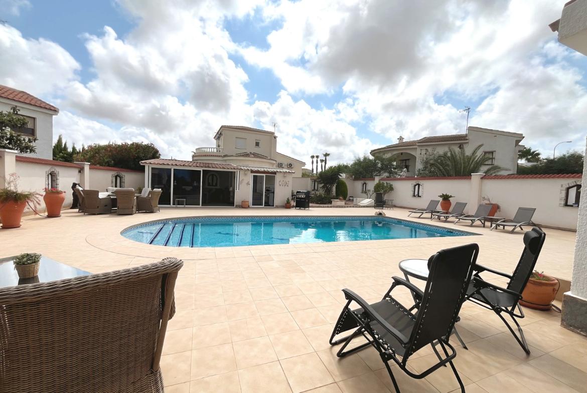 Detached villa with 4 bedrooms and 4 bathrooms in Ciudad Quesada | Ref: VA5435
