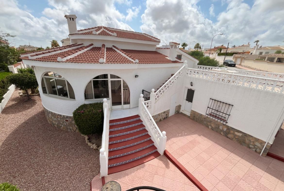 Detached villa with 4 bedrooms and 4 bathrooms in Ciudad Quesada | Ref: VA5435
