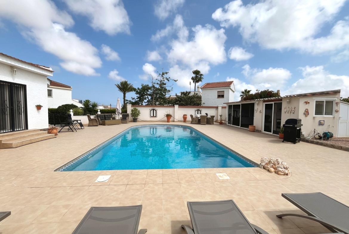Detached villa with 4 bedrooms and 4 bathrooms in Ciudad Quesada | Ref: VA5435