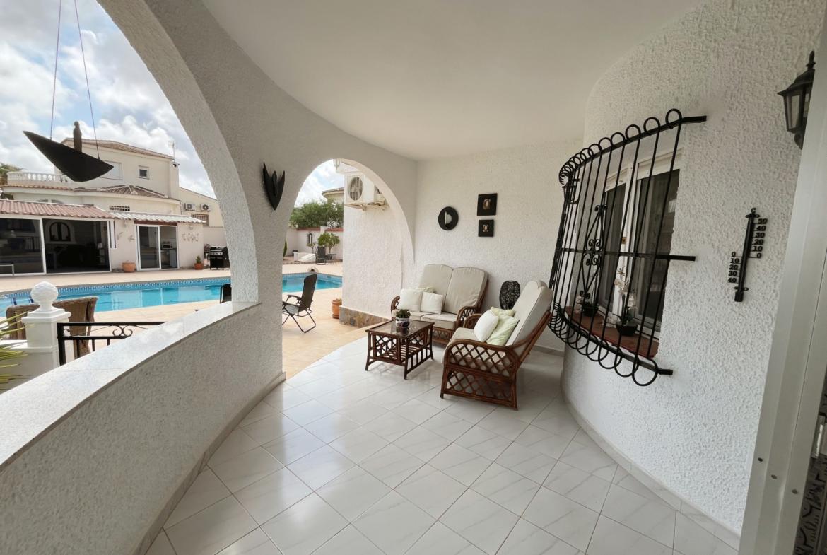 Detached villa with 4 bedrooms and 4 bathrooms in Ciudad Quesada | Ref: VA5435