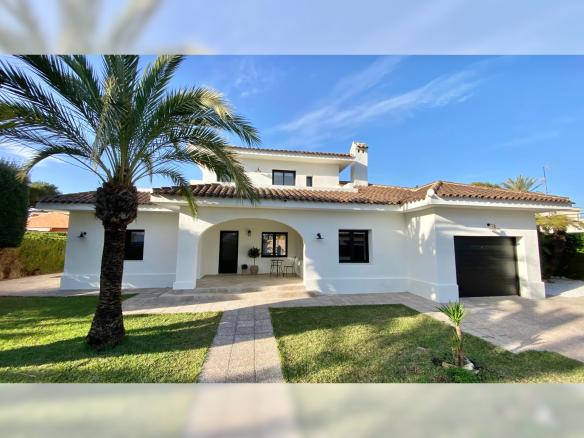 Villa with 4 bedrooms and 3 bathrooms in Cabo Roig | Ref: VA5444