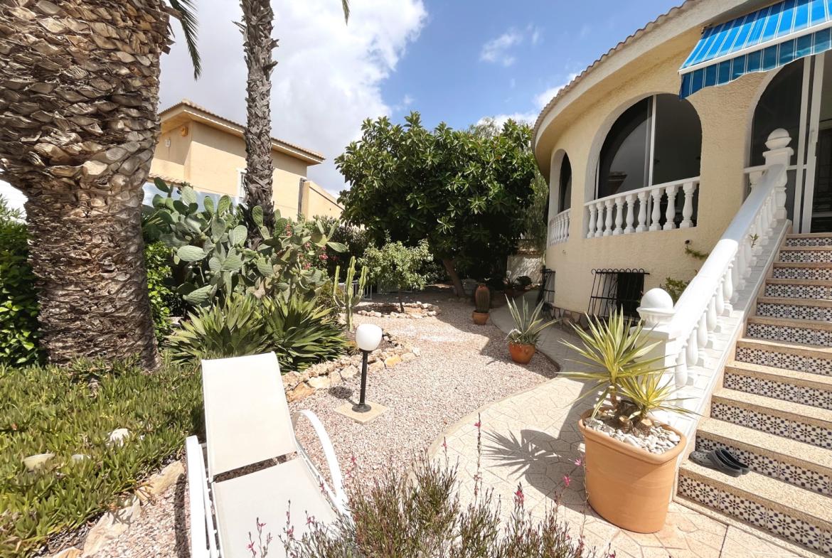 Detached villa with 6 bedrooms and 5 bathrooms in Ciudad Quesada | Ref: VA5443