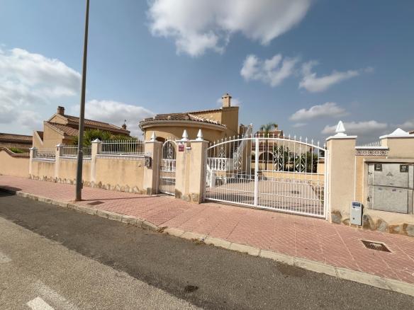 Detached villa with 2 bedrooms and 2 bathrooms in Ciudad Quesada | Ref: VA5447