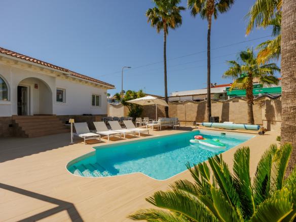 Villa with 5 bedrooms and 2 bathrooms in Ciudad Quesada – Rojales | Ref: MM-003588