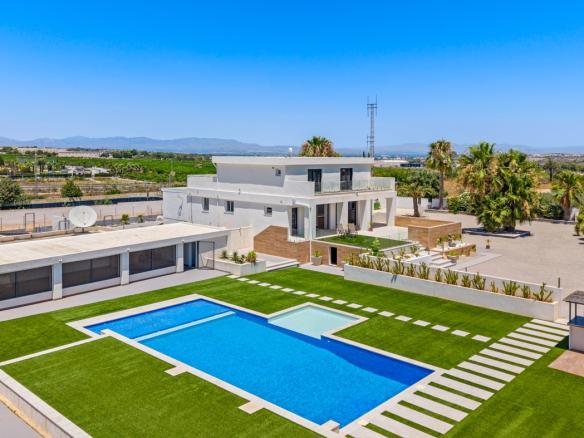 Country estate with 8 bedrooms and 4 bathrooms in Los Montesinos | Ref: S-003592