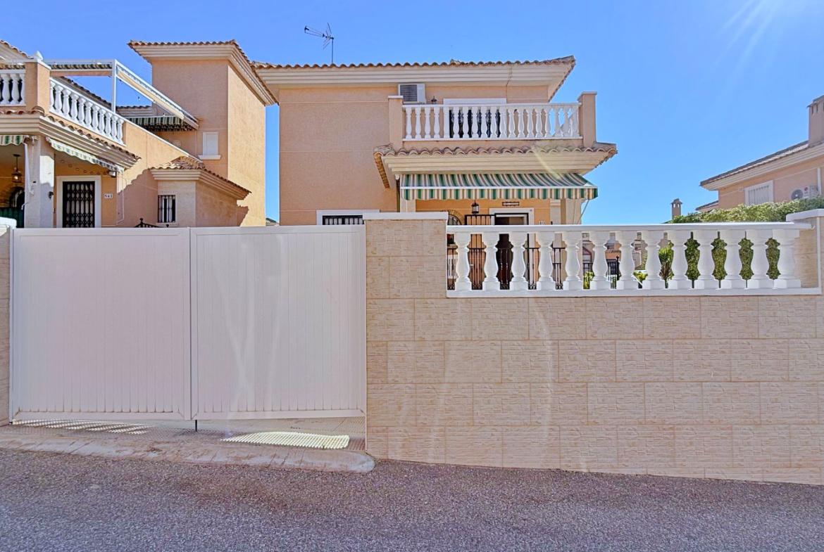 Villa with 4 bedrooms and 2 bathrooms in Orihuela | Ref: 4219