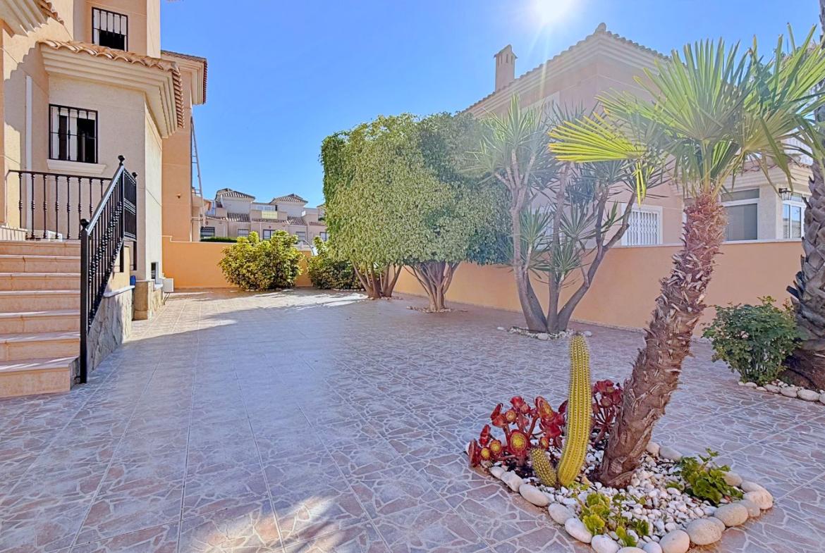 Villa with 4 bedrooms and 2 bathrooms in Orihuela | Ref: 4219
