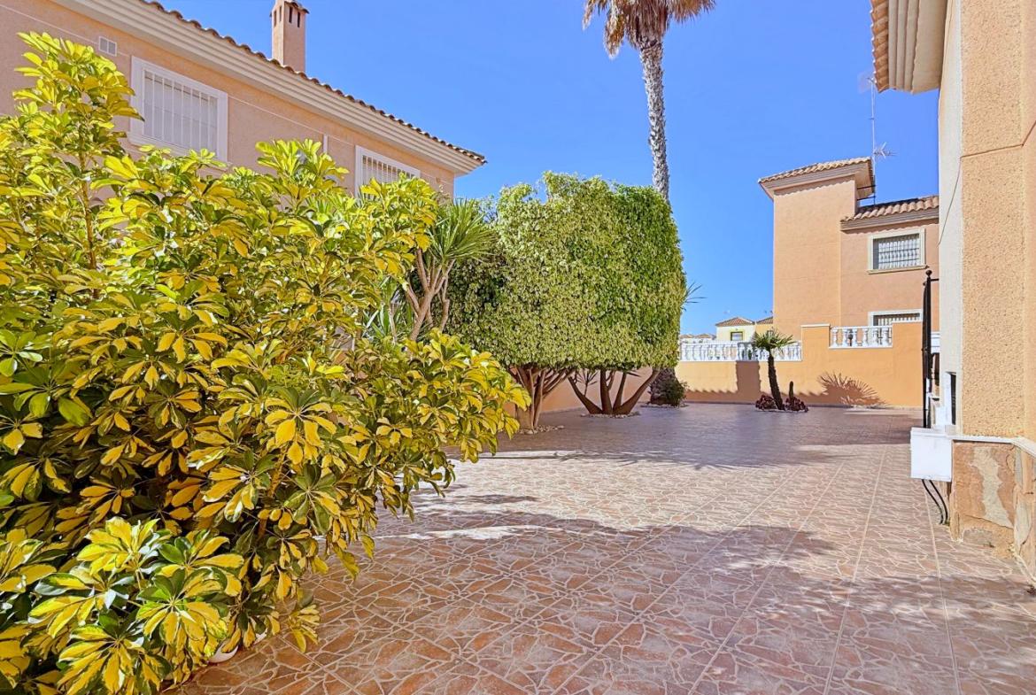 Villa with 4 bedrooms and 2 bathrooms in Orihuela | Ref: 4219