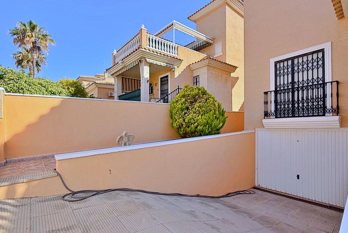 Villa with 4 bedrooms and 2 bathrooms in Orihuela | Ref: 4219