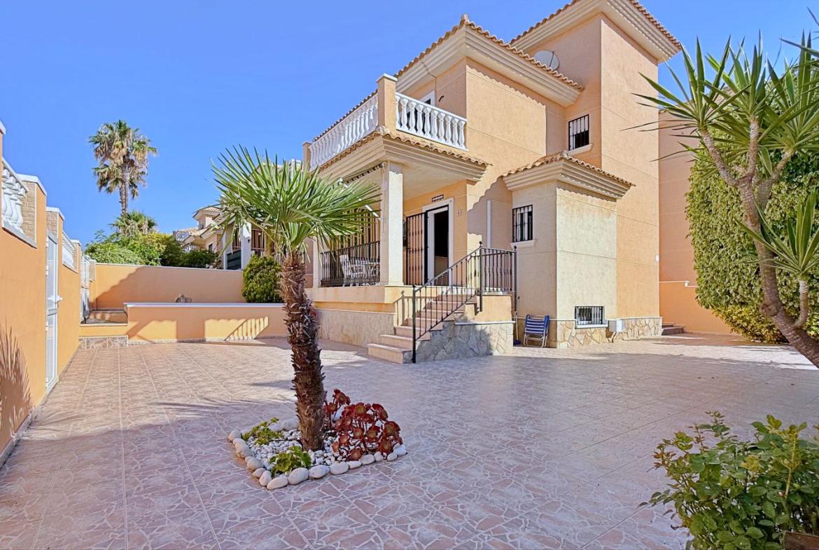 Villa with 4 bedrooms and 2 bathrooms in Orihuela | Ref: 4219