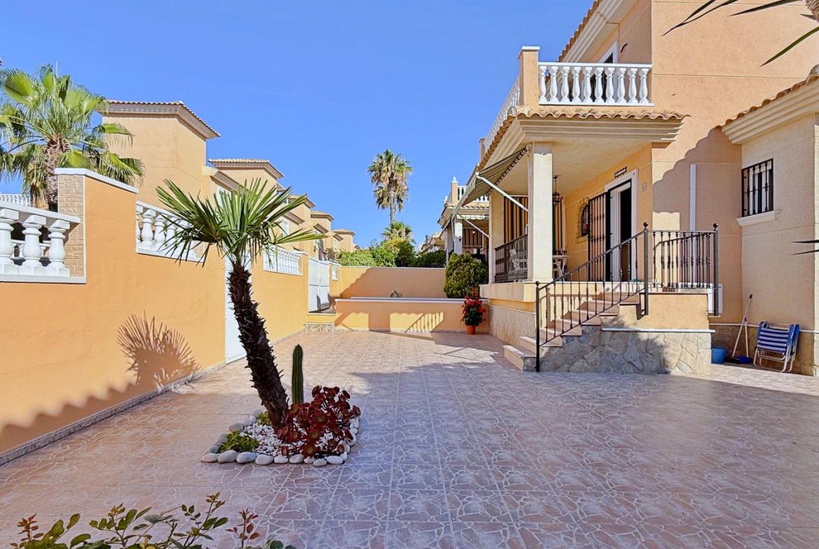 Villa with 4 bedrooms and 2 bathrooms in Orihuela | Ref: 4219