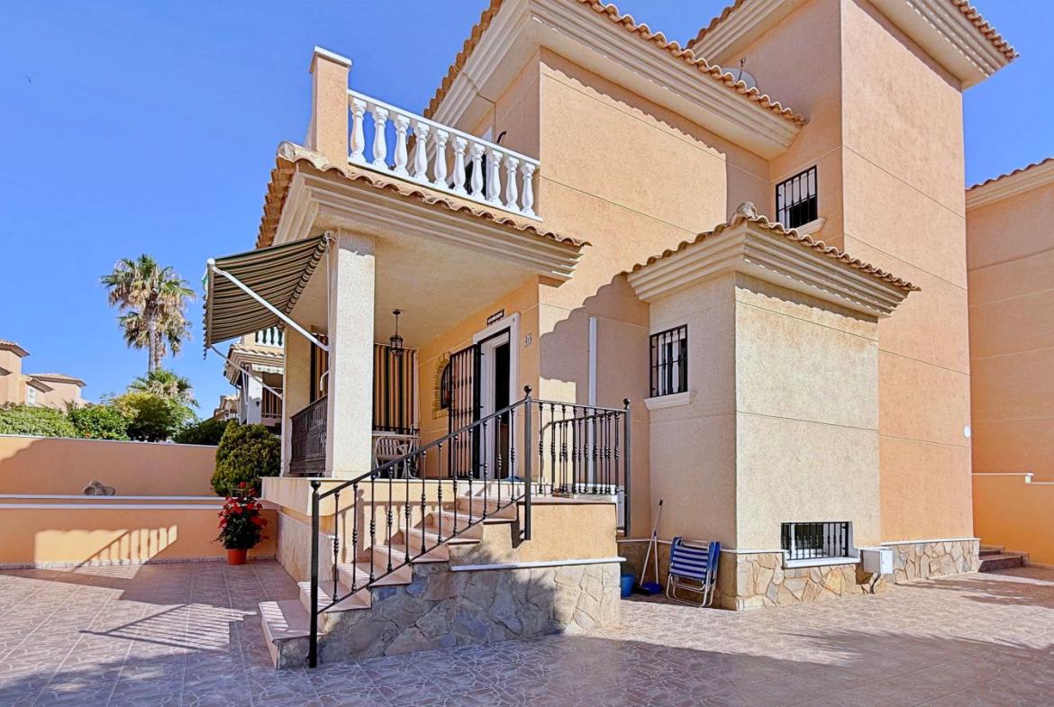 Villa with 4 bedrooms and 2 bathrooms in Orihuela | Ref: 4219